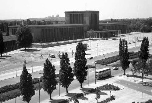 Berlin: Blick vom Hotel Bellevue auf Hammerskjöldplatz; Palais am Funkturm