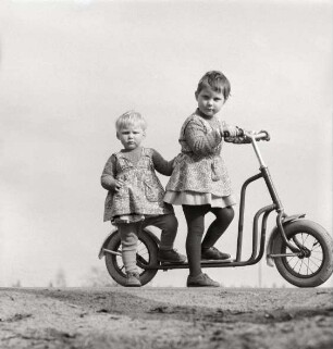 Fotografie der Nachbarskinder auf einem Roller