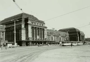 Leipzig, Hauptbahnhof, Empfangsgebäude, Ansicht von Südwesten mit Straßenbahn Linie 4