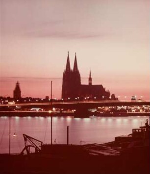 Köln, Abenddämerung vom Deutzer Ufer aus gesehen