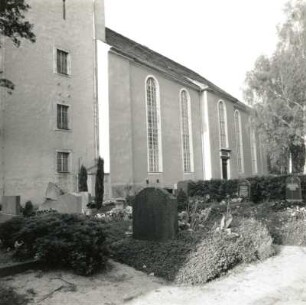 Pappendorf (Striegistal-Pappendorf). Pfarrkirche (1839; C. F. Uhlig). Teilansicht über den Kirchhof von Südwest