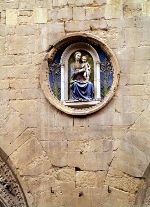 Thronende Madonna von Lilien umgeben