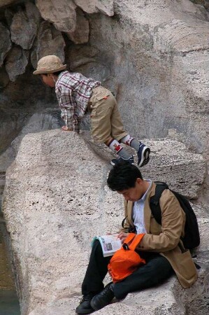 Rom. Japanische Touristen am Trevibrunnen