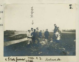 Foto von Capitaine Happe mit Geschwader-Angehörigen bei der Besichtigung der Wirkung eines Übungs-Bomben-Abwurfs