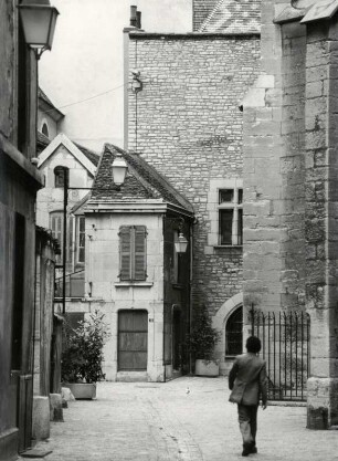 Bei der Kirche Notre Dame in Dijon