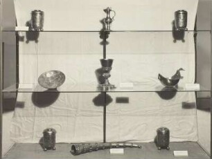Vitrine 23: oben: Zwei goldene Münzbecher, Mitte: Goldene Schale mir römischen Münzen & Goldener Abendmahlskelch mit Kännchen & goldene Trinkschale mit Saphiren & unten: 2 goldene Münzbecher & Goldenes Jagd- und Trinkhorn