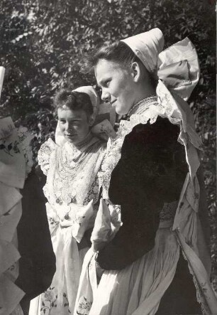 Brautjungfern bei einer Hochzeit in Leopoldschenke : Kleidung - katholische Tracht. Ort: Lejpold / Leopoldschenke. Zwei Brautjungfern (sorbisch: družki) auf einer Hochzeit