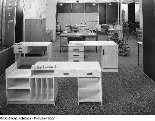 Ausstellungskoje des VEB Möbelkombinat Berlin (MKB) mit Hobbyschrank (Tonmöbel) (Modell 531)) und Schreibtischen (Kleinschreibtisch (Modell 820); Kleinschreibtisch "Karin" (Modell 825)) (1980; VEB Märkische Möbelwerke Trebbin)
