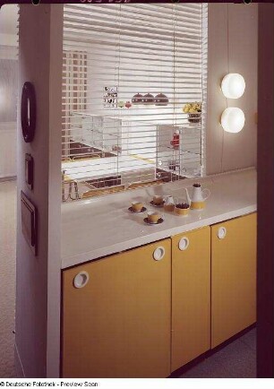 Schrankteil als Raumteiler : Anbauküche (1973; Hochschule für Kunst und Design Halle (Burg Giebichenstein)). Raumteiler zum Wohnzimmer