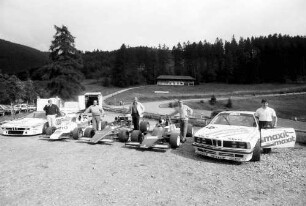 Schauinslandrennen: Holzschlägermatte; Favoriten beim 38. Internationalen Bergrekord; von links nach rechts: Rolf Göring (BMW M 1); Harald Becker (Formel III); Horst Deutsch (Formel II); Peter Stürtz (Formel II); Mario Ketterer (BMW 635 CSI)
