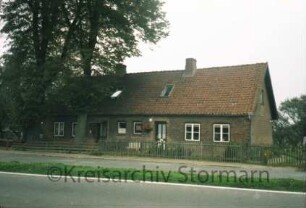 Altfresenburg 6: traufständige Landarbeiter-Doppelkate, Backsteinmauerwerk: Straßenfront mit Eingangstüren, Giebelseite