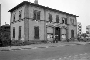 Vorübergehende Schließung des Jugendzentrums in Selbstverwaltung Werkstatt 68 e.V. im alten Mühlburger Bahnhof in der Fliederstraße im Zusammenhang mit Randalierung und Zerstörung durch "werkstatt-fremde" Jugendliche