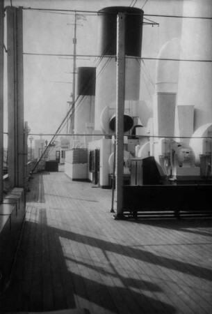 Deck des Dampfers Cap Arcona, Hamburg (positiv)