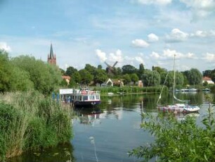 Werder (Havel): Blick über die Föhse zur Heilig-Geist-Kirche und zur Bockwindmühle