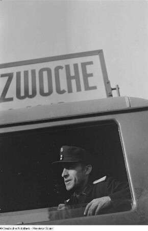 Feuerwehrmann in einem Fahrzeug