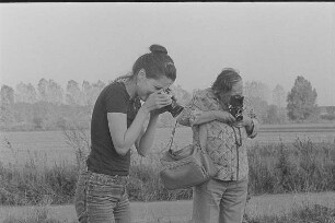 Höfgen. Akt-Pleinair 1979. Eva Mahn und Roger Rössing beim Fotografieren am Ufer der Mulde