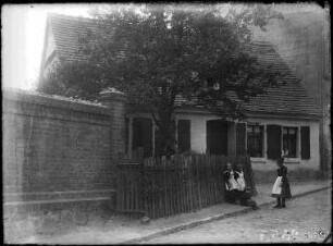 Wohnhaus und Kinder auf der Straße im Schleifweg 4 a (Ostseite am Advokatenweg)