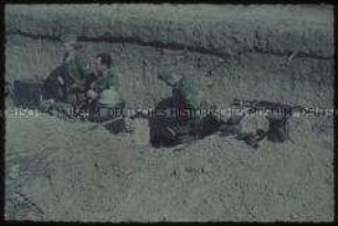 Soldaten in einem Panzergraben bei Dalnik vor Odessa