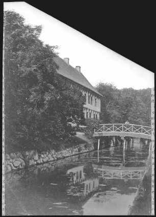 Rudbjerggaard. Haus mit Brücke