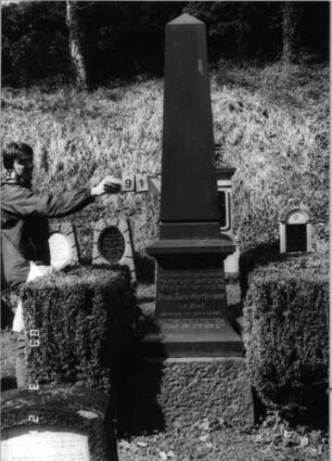Grabstein 91 (Index: 99792621) Material: Granit Zustand: gut Maße HxBxT: 265x63x63 cm Beschreibung: postamentierter Obelisk: Grabstein 91