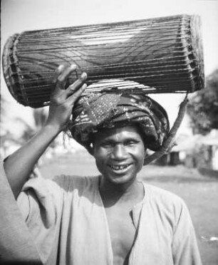 Männerportrait : Portraitaufnahme eines Mannes der Hausa bei Malabo, der eine Tanztrommel trägt.