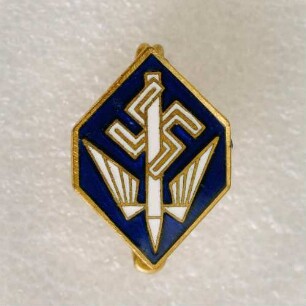Verbandsabzeichen Deutsche Stenografenschaft (mit Broschennadel) : Medaillensammlung Stenografische Sammlung. Verbandsabzeichen Deutsche Stenografenschaft (geflügelte Feder mit Hakenkreuz auf blauem Grund, mit Broschennadel; rückseitig: Ges. Gesch.). Email, Metall; Maße 15,5 x 11 mm (1933/1943). Dresden: SLUB R c 0463