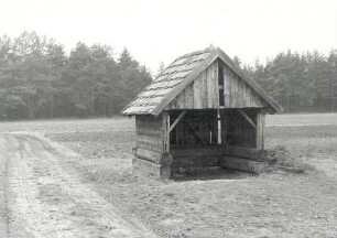 Feldhütte in Sprey : Bauwesen - Wirtschaftsgebäude und Gehöfte. Ort: Sprjowje / Sprey. Feldhütte in der Nähe von Sprey (zum Schutz vor Regen usw.)