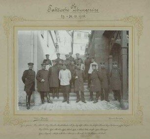 Freiherr Franz von Soden, Generalmajor, auf taktischer Übungsreise in Herrenberg, Oktober 1906 in Treppenaufgang stehend mit achtzehn weiteren Offizieren in Uniform und Mütze, Brustbilder vorwiegend in Halbprofil
