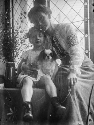 Elfriede Apel : Portrait Elfriede Apel mit ihrer Tochter Friederike, aufgenommen vermutlich in Dresden, Regerstraße 22