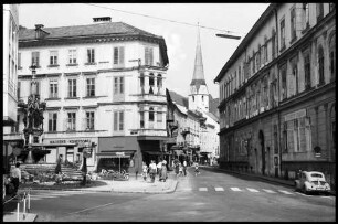 Bad Ischl: Straße mit Kirche [Pfarrgasse]