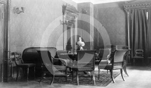 Salon im Herrenhaus Assik