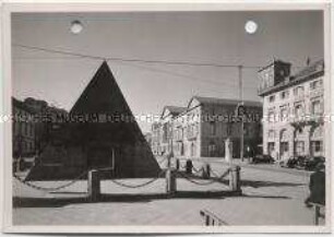 Karlsruhe, Pyramide (Grabmal des Stadtgründers Karl Wilhelm) und Rathaus