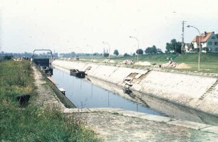 Main-Schleuse Stockstadt mit geböschten Wänden