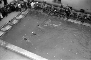 Baneasa: Luftwaffenlazarett, Bassin mit Wettschwimmern, von oben