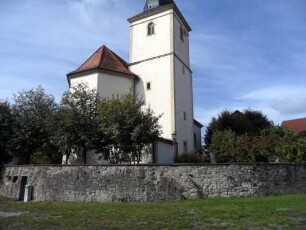 Ansicht von Ostnordosten mit Kirche (Neubau Jahr 1741 auf spätromanisch-gotischem Vorgänger) über Kirchhofmauer (Wehrgang mit Steinbrüstung im 18 Jh abgetragen) im Verlauf