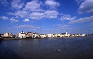 Macon - Stadtansicht : Die Stadt Macon an der Saone, aufgenommen 2001