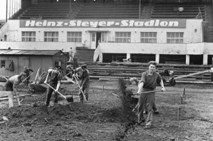 Dresden, Heinz-Steyer-Stadion. Nationales Aufbauwerk Freiwillige Arbeitseinsätze im Stadion, 1952 & Freiwillige Arbeitseinsätze, Juni 1952