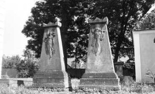 Kreba-Neudorf-Kreba. Grabmäler, für Johann Gottlob Gühler und Christiane Friedericke Gühler (links), Rückseiten auf dem Friedhof an der Kirche