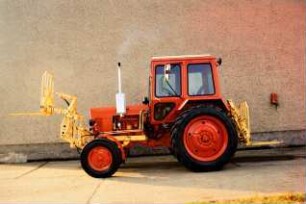 Front- und Heckpalettengabel SW-0,75 am Traktor Belarus
