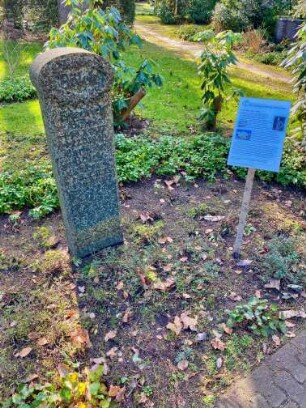 Bad Oldesloe: Friedhof an der Hamburger Straße: Grabstein und Informationstafel für Friedrich Bölck