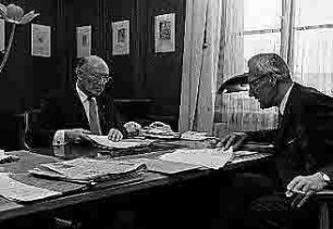 Bauhof, im Dienstzimmer: Heinz Schmeissner mit Dr. Krätschmer