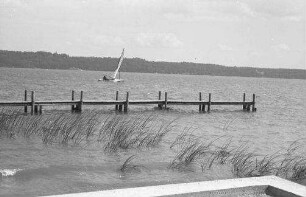 Feldafing: Landungssteg und Segelboot bei Brise