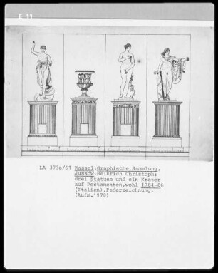 drei Statuen und ein Krater auf Postamenten
