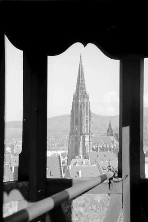 Freiburg i. Br.: Blick vom Martinstor zum Münster (Durchblick durch Erkerfenster)
