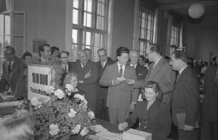 Eröffnung des 100.000 Kontos beim Postscheckamt Karlsruhe.