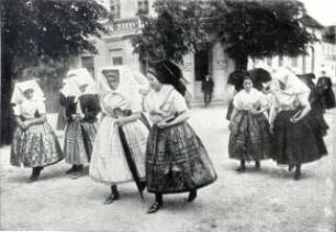 „Spreewälderinnen beim Kirchgang“ : Kleidung - niedersorbische Tracht. Ort: Błota / Spreewald. Spreewälderinnen beim Kirchgang.