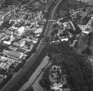 Elsterwerda. Schwarze Elster gegen Altstadt und Schloß mit Park. Luftbildschrägaufnahme von Südwesten