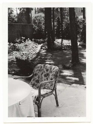 Garten Simon, Berlin-Dahlem: Untere Terrasse mit Möbeln