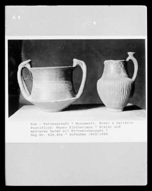 Krater und vasenförmiges Gefäß mit Ritzzeichnungen