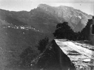Siedlung am Berghang : Gebäude einer Siedlung an einem Berghang